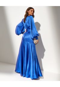 BRONX AND BANCO - Niebieska sukienka maxi Carmen. Typ kołnierza: typu carmen. Kolor: niebieski. Materiał: jedwab, satyna. Typ sukienki: asymetryczne. Długość: maxi #3