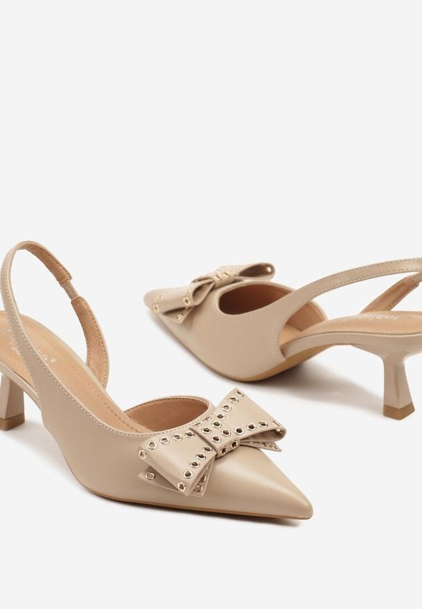 Renee - Ciemnobeżowe Sandały Slingback na Kaczuszce Zdobione Kokardą z Nitami Rizonna. Okazja: na co dzień. Kolor: beżowy. Wzór: aplikacja. Obcas: na szpilce. Styl: casual, klasyczny, elegancki. Wysokość obcasa: średni