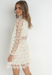Born2be - Jasnobeżowa Sukienka z Paskiem Demamia. Okazja: na co dzień. Typ kołnierza: kołnierzyk stójkowy. Kolor: beżowy. Materiał: koronka, materiał. Długość rękawa: długi rękaw. Typ sukienki: proste. Styl: casual. Długość: mini #7