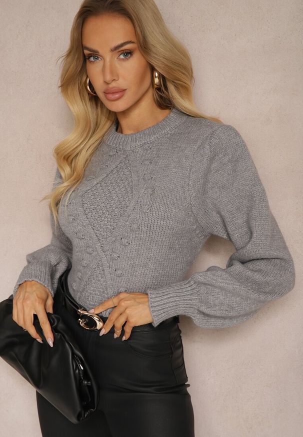 Renee - Szary Sweter z Wiskozy Ozdobiony Tłoczeniem Harizia. Okazja: na co dzień. Kolor: szary. Materiał: wiskoza. Wzór: aplikacja. Sezon: zima, jesień. Styl: casual, elegancki