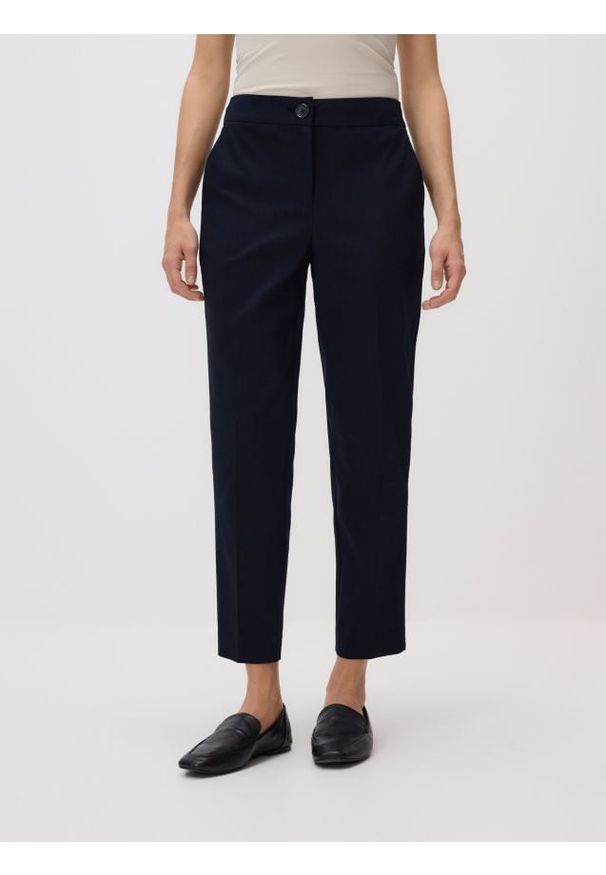 Reserved - Spodnie w kant z bawełną - granatowy. Kolor: niebieski. Materiał: bawełna