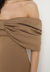 Born2be - Brązowa Taliowana Sukienka Dopasowana z Odsłoniętymi Ramionami i Drapowaniem Palamiria. Okazja: na imprezę, na randkę. Kolor: brązowy #2