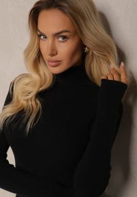 Renee - Czarny Golf z Wełną w Klasycznym Stylu Florinelle. Okazja: na co dzień, do pracy, na spotkanie biznesowe. Typ kołnierza: golf. Kolor: czarny. Materiał: wełna. Długość rękawa: długi rękaw. Długość: długie. Wzór: aplikacja. Styl: klasyczny #3