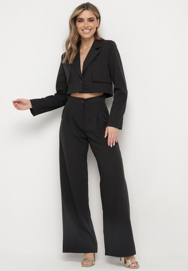 Born2be - Czarno-Biały Komplet Garniturowy z Krótką Marynarką i Szerokimi Spodniami Laoisetta. Kolor: czarny. Materiał: materiał. Wzór: paski