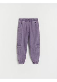 Reserved - Spodnie cargo z efektem sprania - ciemnofioletowy. Kolor: fioletowy. Materiał: bawełna #1