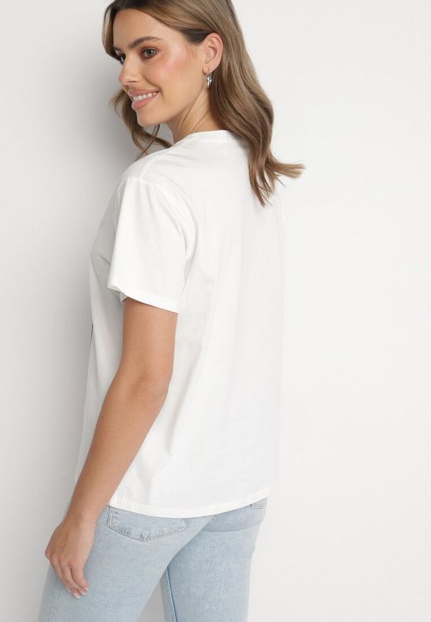 Born2be - Biały T-shirt z Bawełny Ozdobiony Nadrukiem i Brokatem Marionel. Okazja: na co dzień. Kolor: biały. Materiał: bawełna. Wzór: nadruk, aplikacja. Styl: klasyczny, casual, elegancki