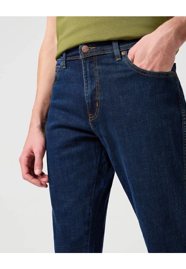 Wrangler - WRANGLER TEXAS SLIM MĘSKIE SPODNIE JEANSOWE CROSS GAME W12S8311U 112126497. Stan: podwyższony