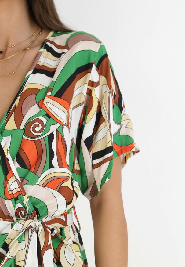 Born2be - Zielona Kopertowa Sukienka z Gumką w Pasie i Materiałowym Paskiem z Wiskozy Dionienne. Typ kołnierza: dekolt kopertowy. Kolor: zielony. Materiał: wiskoza, materiał. Długość rękawa: krótki rękaw. Sezon: wiosna, lato. Typ sukienki: kopertowe