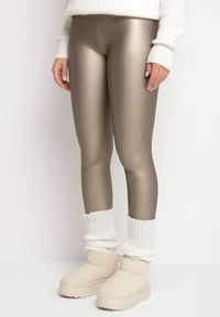 Born2be - Srebrne Legginsy z Ekoskóry z Wysokim Stanem i Polarem Labira. Okazja: na co dzień. Stan: podwyższony. Kolor: złoty. Materiał: polar. Wzór: aplikacja. Styl: elegancki, casual