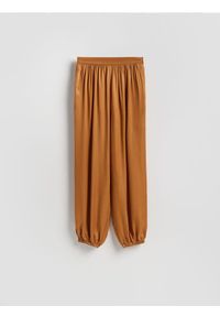 Reserved - Spodnie joggery - brązowy. Kolor: brązowy. Materiał: tkanina, wiskoza #1