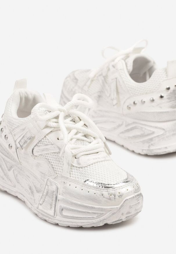 Renee - Białe Sneakersy na Platformie z Ozdobnym Tłoczeniem Lurine. Okazja: na co dzień. Zapięcie: sznurówki. Kolor: biały. Materiał: jeans. Obcas: na platformie