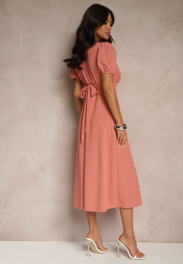 Renee - Pomarańczowa Rozkloszowana Sukienka Koktajlowa Ozdobiona Wiązaniem Ziverine. Kolor: różowy. Wzór: aplikacja. Styl: wizytowy