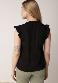 Born2be - Czarna Bawełniana Bluzka z Kwiatowym Haftem i Falbankami Sabrilato. Okazja: na co dzień, do pracy. Typ kołnierza: kołnierz z falbankami. Kolor: czarny. Materiał: bawełna. Wzór: kwiaty, haft. Styl: casual, klasyczny, elegancki #8