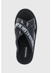 Calvin Klein Jeans Kapcie YW0YW00477 kolor czarny. Nosek buta: okrągły. Kolor: czarny. Materiał: materiał, guma. Wzór: gładki #3