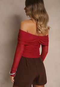 Renee - Bordowa Drapowana Bluzka VICES z Odkrytymi Ramionami i Siateczkowymi Rękawami Atevite. Okazja: na co dzień. Kolor: czerwony. Materiał: jeans. Styl: casual