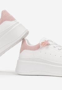 Born2be - Biało-Różowe Sneakersy na Grubej Podeszwie z Naszywką Chonris. Kolor: biały. Wzór: aplikacja