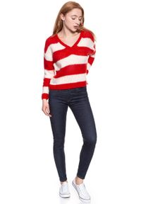 Wrangler - DAMSKI SWETER WRANGLER LOOSE KNIT FORMULA RED W8109PZWO 112132228. Typ kołnierza: dekolt w serek. Materiał: tkanina. Wzór: ze splotem #7
