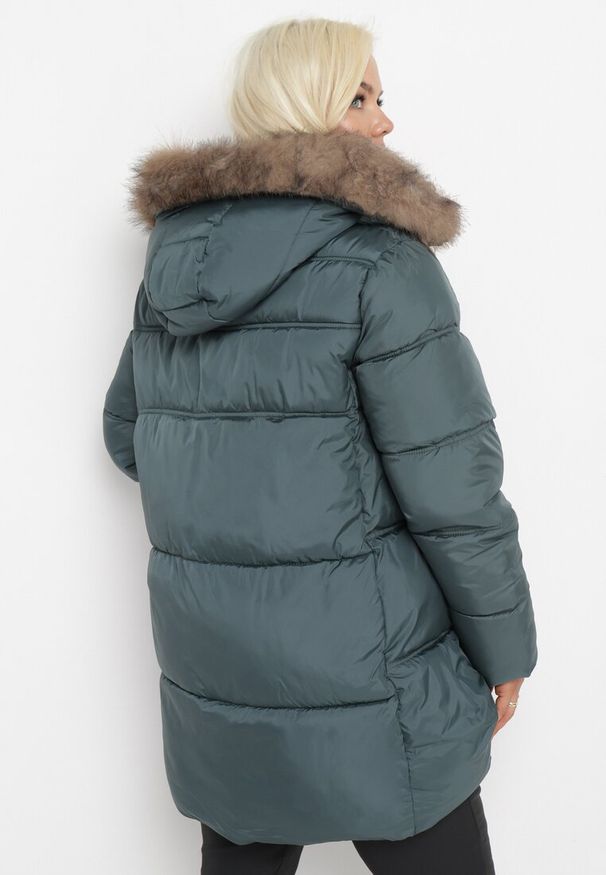 Born2be - Zielona Kurtka z Kapturem i Sztucznym Futerkiem Tsani. Okazja: do pracy. Typ kołnierza: kaptur. Kolekcja: plus size. Kolor: zielony. Materiał: futro. Wzór: aplikacja. Sezon: jesień, zima. Styl: elegancki, klasyczny