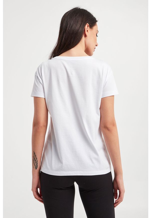 Armani Exchange - T-shirt ARMANI EXCHANGE. Materiał: bawełna. Długość rękawa: krótki rękaw. Długość: krótkie. Wzór: aplikacja