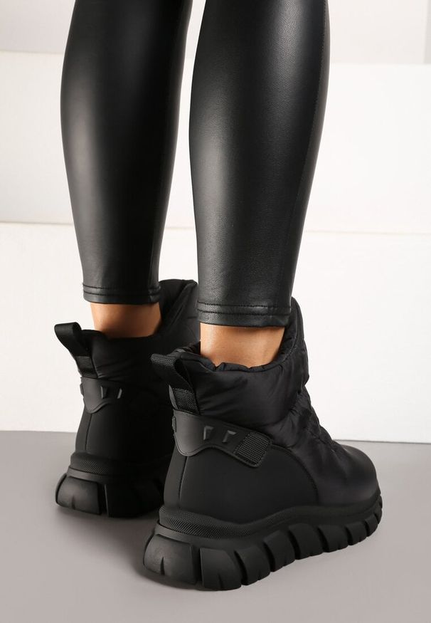 Born2be - Czarne Pikowane Śniegowce na Grubej Tłoczonej Podeszwie Resita. Kolor: czarny. Materiał: jeans. Sezon: zima. Styl: street, elegancki