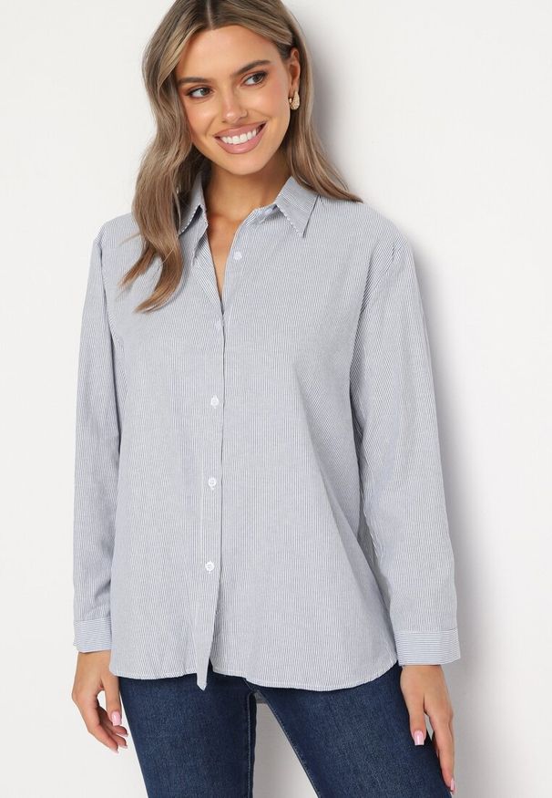 Born2be - Granatowo-Biała Koszula w Drobne Paski o Klasycznym Fasonie Arkelea. Okazja: na co dzień. Typ kołnierza: kołnierzyk klasyczny. Kolor: niebieski. Materiał: jeans. Długość rękawa: długi rękaw. Długość: długie. Wzór: paski. Styl: klasyczny