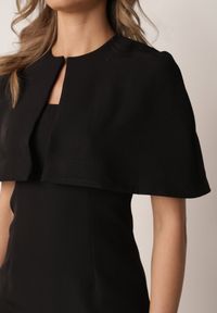 Born2be - Czarna Dopasowana Elegancka Sukienka VICES z Pelerynką Celareca. Kolor: czarny. Materiał: poliester. Długość rękawa: na ramiączkach. Styl: elegancki #5