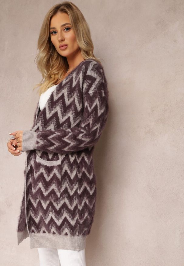 Renee - Ciemnofioletowy Niezapinany Kardigan o Przedłużonym Fasonie w Zygzaki Chevron Oherna. Kolor: fioletowy. Materiał: tkanina. Długość: długie. Wzór: paski