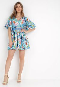 Born2be - Niebieska Sukienka z Paskiem Appialla. Typ kołnierza: dekolt kopertowy. Kolor: niebieski. Wzór: nadruk, aplikacja, kolorowy, kwiaty. Sezon: lato. Typ sukienki: kopertowe. Styl: wizytowy, elegancki. Długość: mini #3