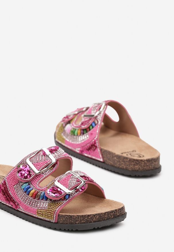 Renee - Fuksjowe Klapki na Korkowej Podeszwie z Klamrami Ozdobione Koralikami i Cyrkoniami Trixa. Kolor: różowy. Materiał: len, jeans. Wzór: aplikacja. Sezon: lato. Styl: wizytowy
