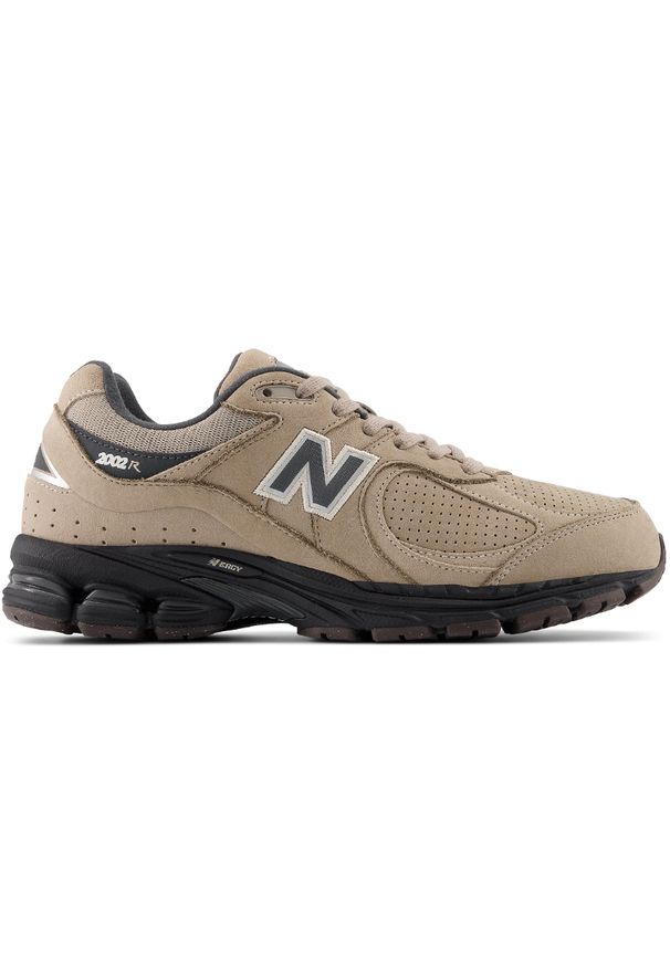 Buty męskie New Balance M2002REG – brązowe. Kolor: brązowy. Materiał: guma, skóra, dresówka, materiał, syntetyk. Szerokość cholewki: normalna. Wzór: nadruk