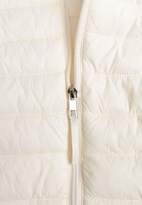 Renee - Jasnobeżowa Przejściowa Kurtka Pikowana z Kapturem z Możliwością Odpięcia Pretiga. Okazja: na spacer. Typ kołnierza: kaptur. Kolor: beżowy. Materiał: jeans, nylon #6