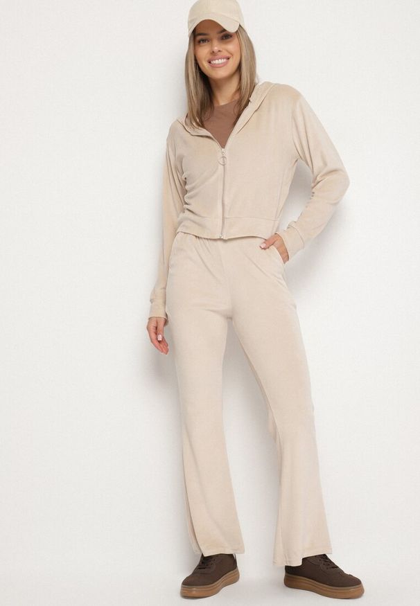 Born2be - Beżowy Welurowy Komplet Dresowy z Cyrkoniową Aplikacją Bluza i Spodnie Mitene. Kolor: beżowy. Materiał: welur, dresówka. Wzór: aplikacja. Sport: turystyka piesza