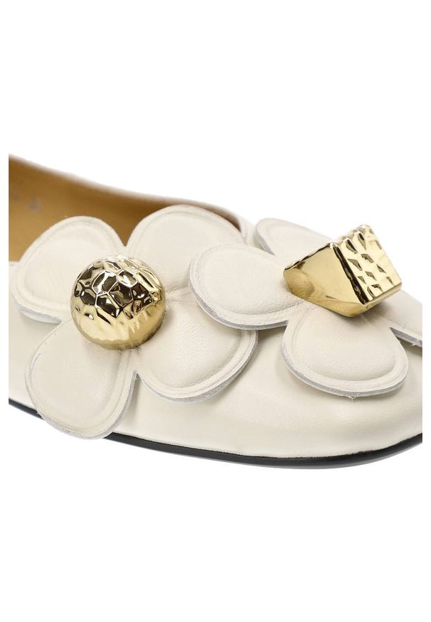 Białe Czółenka Tuffoni Eleganckie Buty Damskie. Okazja: na randkę, na co dzień. Zapięcie: bez zapięcia. Kolor: biały. Szerokość cholewki: normalna. Wzór: kwiaty. Materiał: skóra. Sezon: wiosna. Obcas: na obcasie. Styl: elegancki. Wysokość obcasa: niski