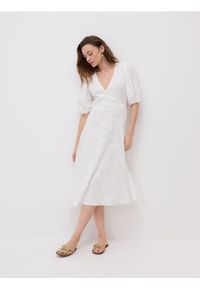 Reserved - Kopertowa sukienka midi z muślinu - złamana biel. Materiał: bawełna. Typ sukienki: kopertowe. Długość: midi #1