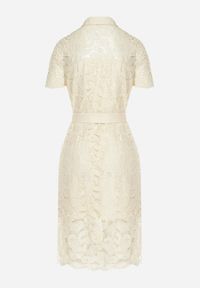 Born2be - Jasnobeżowa Koszulowa Sukienka Koronkowa z Wiązanym Paskiem Sachaela. Kolor: beżowy. Materiał: koronka. Typ sukienki: koszulowe. Długość: midi #7