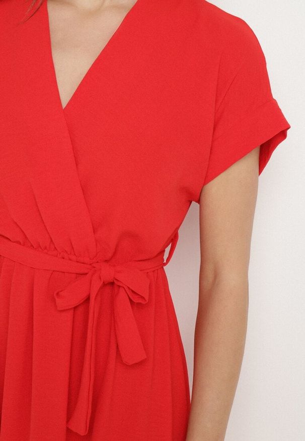 Born2be - Czerwona Sukienka o Rozkloszowanym Kroju z Wiązanym Paskiem Sepelina. Okazja: na imprezę, na co dzień. Typ kołnierza: dekolt w kształcie V, dekolt kopertowy. Kolor: czerwony. Sezon: wiosna, lato. Typ sukienki: rozkloszowane, kopertowe. Styl: elegancki, casual