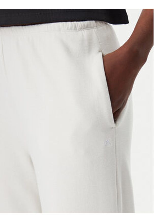 Calvin Klein Jeans Spodnie dresowe J20J225537 Écru Straight Fit. Materiał: bawełna