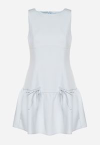 Born2be - Niebieska Rozkloszowana Sukienka Vices Bez Rękawów z Obniżonym Stanem i Kokardkami Folinesa. Okazja: na co dzień. Typ kołnierza: kokarda. Kolor: niebieski. Długość rękawa: bez rękawów. Styl: klasyczny, casual, elegancki #6