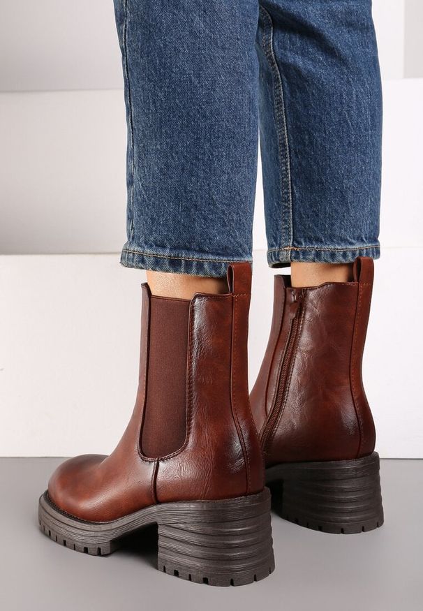 Born2be - Brązowe Botki Ocieplone Sztyblety na Obcasie z Elastyczną Wstawką Crelda. Okazja: na co dzień. Kolor: brązowy. Materiał: jeans. Obcas: na obcasie. Styl: klasyczny, elegancki, casual. Wysokość obcasa: średni