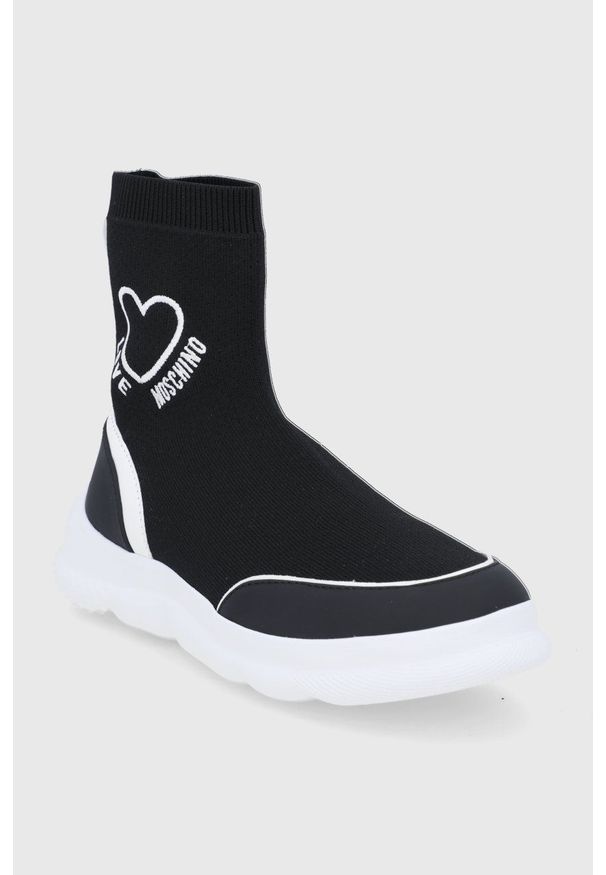 Love Moschino Buty kolor czarny na płaskiej podeszwie. Nosek buta: okrągły. Kolor: czarny. Materiał: guma. Obcas: na płaskiej podeszwie