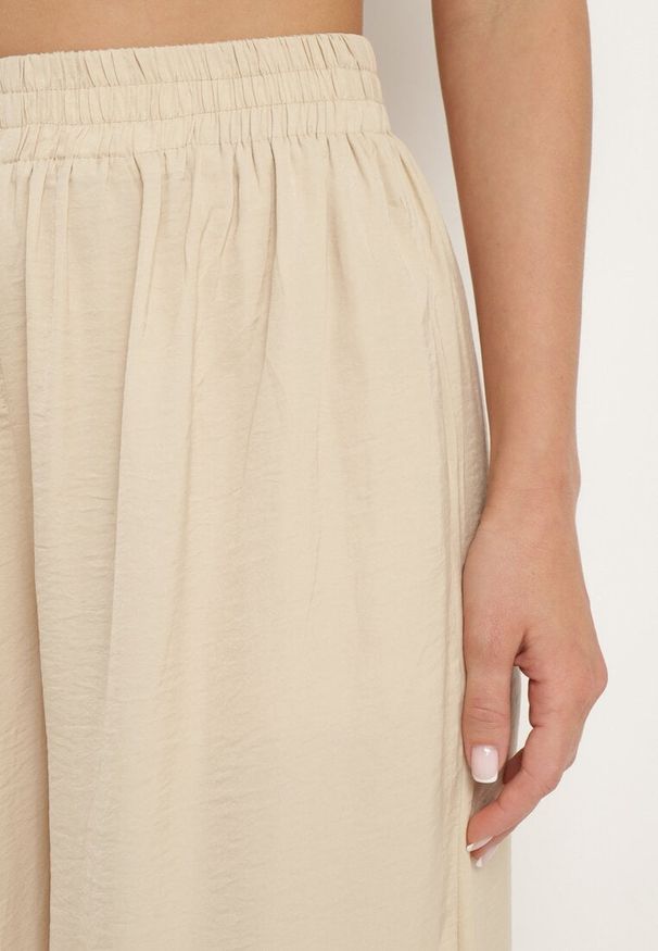 Born2be - Jasnobeżowe Szerokie Spodnie z Wiskozą i Wysokim Stanem i Gumką w Talii Kelevevia. Okazja: na co dzień. Stan: podwyższony. Kolor: beżowy. Materiał: wiskoza. Długość: długie. Styl: casual, klasyczny