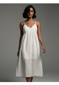 Sinsay - Ażurowa sukienka maxi na ramiączkach z bawełny - biały. Kolor: biały. Materiał: bawełna. Długość rękawa: na ramiączkach. Wzór: ażurowy. Długość: maxi #1