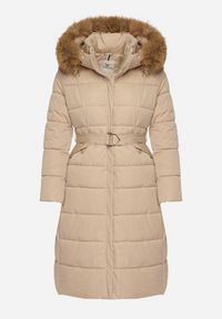 Born2be - Beżowa Długa Kurtka Pikowana z Kapturem z Futerkiem i Paskiem w Talii Avesiia. Okazja: do pracy, na spotkanie biznesowe. Typ kołnierza: kaptur. Kolor: beżowy. Materiał: futro. Długość: długie. Styl: biznesowy #5