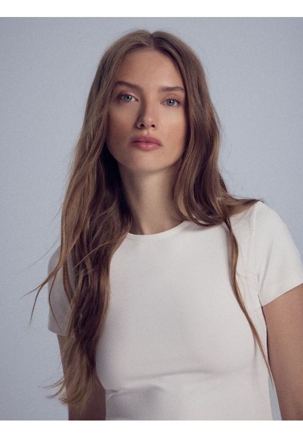 Reserved - Gładki t-shirt - biały. Kolor: biały. Materiał: dzianina. Wzór: gładki