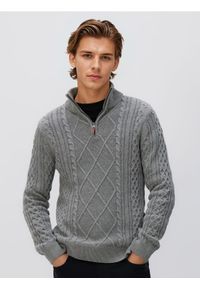 Reserved - Golf z warkoczowym splotem - szary. Typ kołnierza: golf. Kolor: szary. Materiał: bawełna, dzianina. Wzór: ze splotem #1