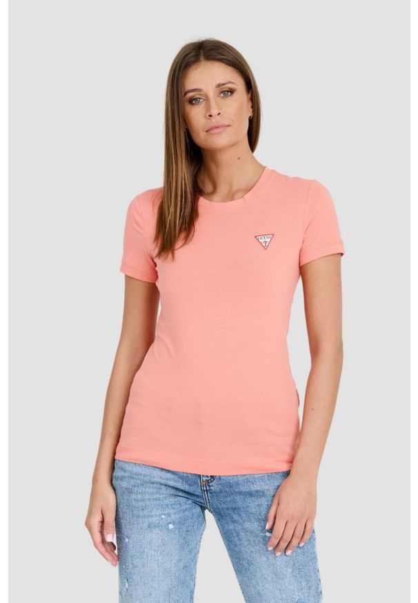 Guess - GUESS Koralowy t-shirt Mini Triangle Tee. Kolor: czerwony