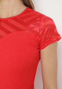Born2be - Czerwony Wiskozowy T-shirt z Siateczkowym Dekoltem i Welurowym Nadrukiem Gefattia. Okazja: na co dzień. Kolor: czerwony. Materiał: welur, wiskoza. Wzór: nadruk. Styl: casual, elegancki #3
