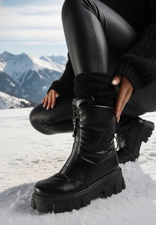 Born2be - Czarne Śniegowce na Płaskiej Podeszwie z Zamkiem z Przodu i Napisem Bulluna. Zapięcie: zamek. Kolor: czarny. Materiał: jeans. Wzór: napisy. Obcas: na płaskiej podeszwie