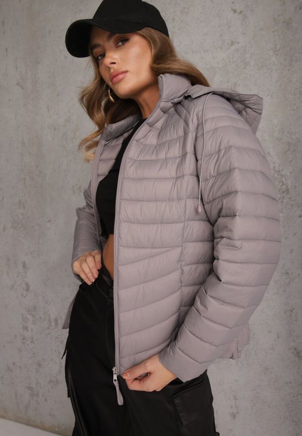 Renee - Szara Przejściowa Kurtka Pikowana z Kapturem z Możliwością Odpięcia Pretiga. Okazja: na spacer. Typ kołnierza: kaptur. Kolor: szary. Materiał: jeans, nylon