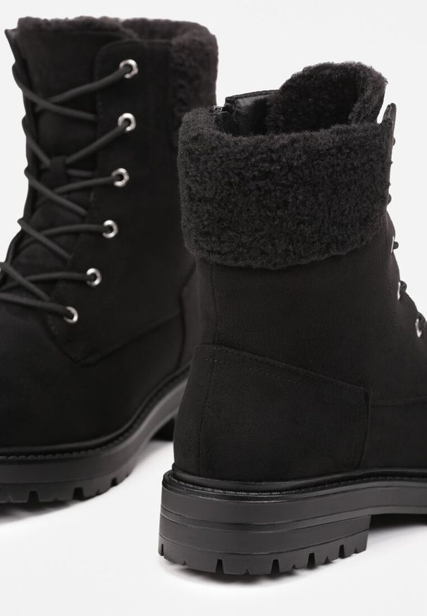 Renee - Czarne Botki Typu Workery na Płaskiej Podeszwie z Barankowym Futerkiem przy Cholewce Nevathira. Okazja: na co dzień. Nosek buta: okrągły. Kolor: czarny. Materiał: futro. Szerokość cholewki: normalna. Wzór: aplikacja. Obcas: na płaskiej podeszwie. Styl: klasyczny, casual, elegancki